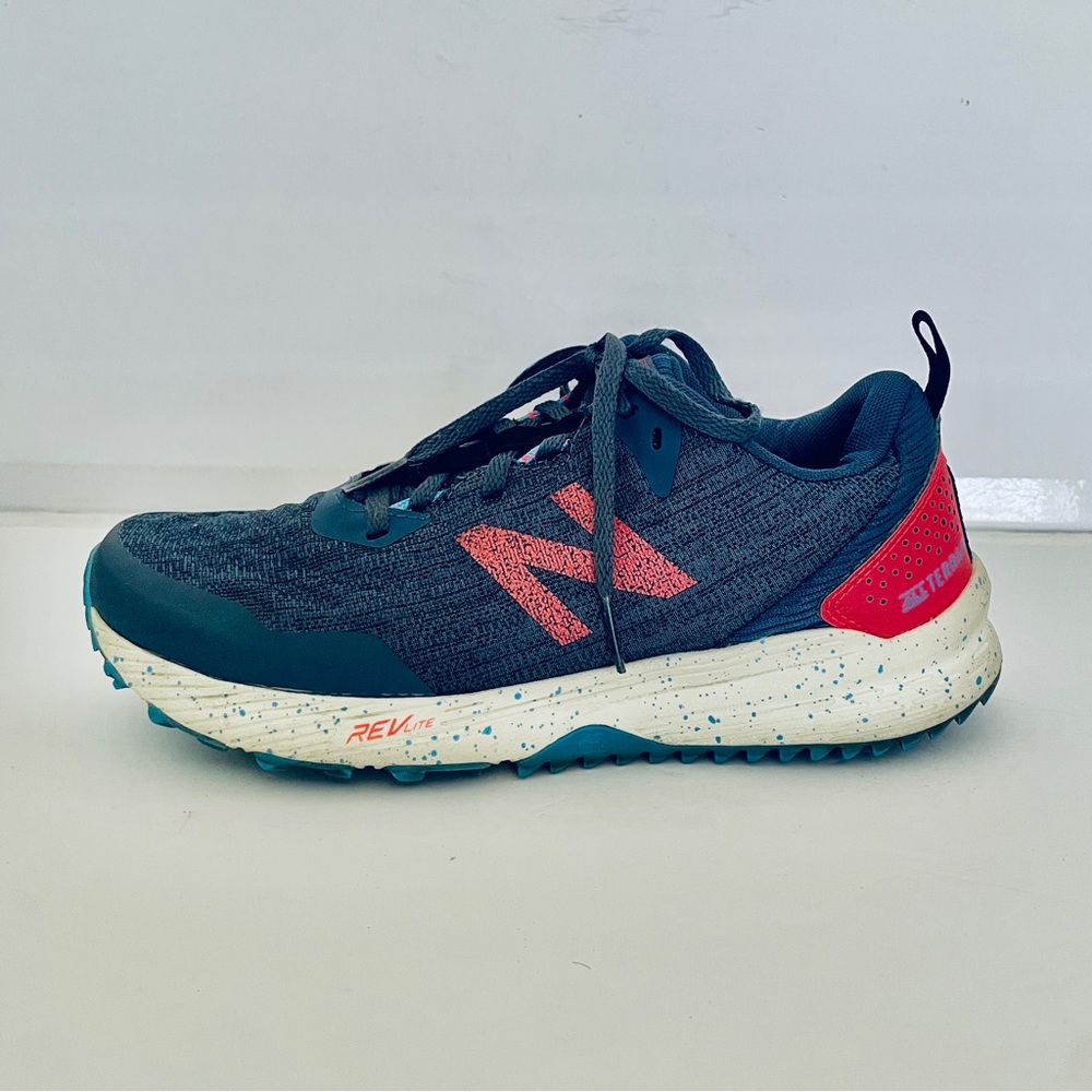 New Balance Womens WTNTRCC3 Blue Nitrel V3 All Terrain 6 1/2 Trail Running Shoe